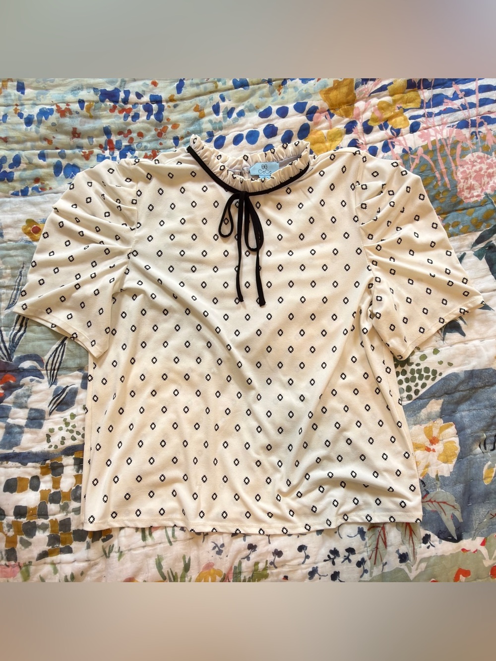 CeCe Cream Puff Sleeve Blouse with Black Diamond Print and Tie | X-Large